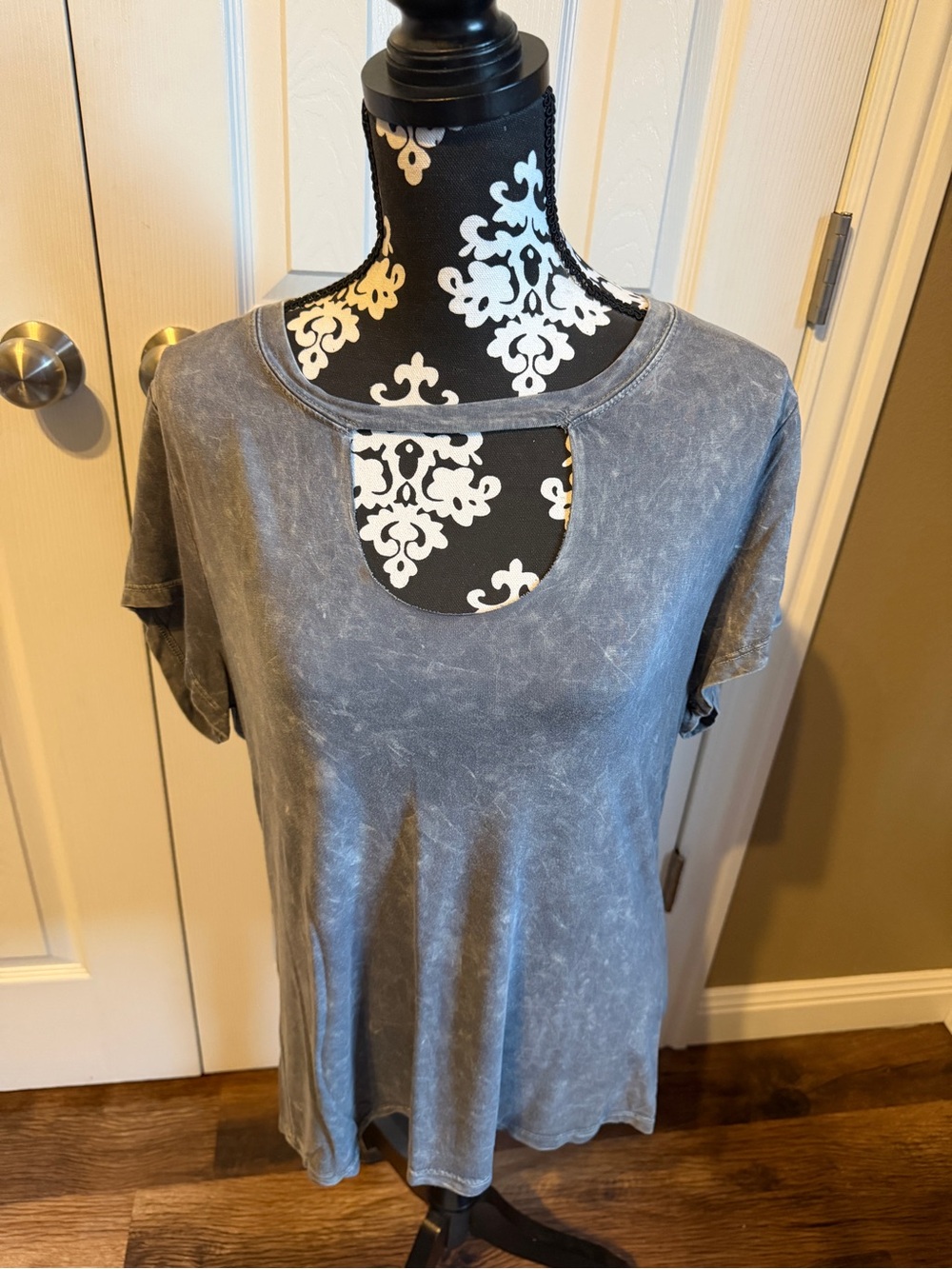 Women’s Honey Punch Cut Out Tee Size Large